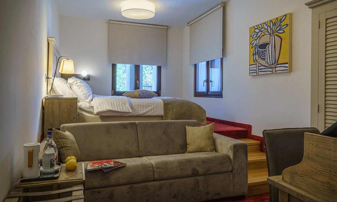 Dublă cu sofa